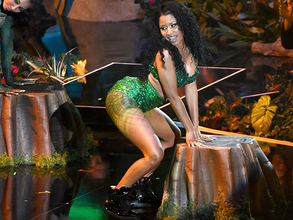 Duh, Penari Latar Nicki Minaj Digigit Ular Saat Nyanyikan Lagu 'Anaconda'!